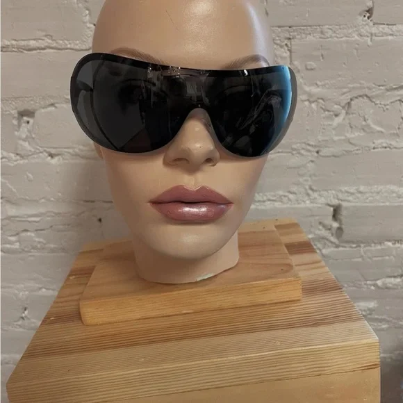 CHANEL Black Sunglasses with Crystal Details - Picture 2 of 5